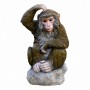 פסל קוף יושב ומגרד את ראשו לעיצוב הבית והגינה
